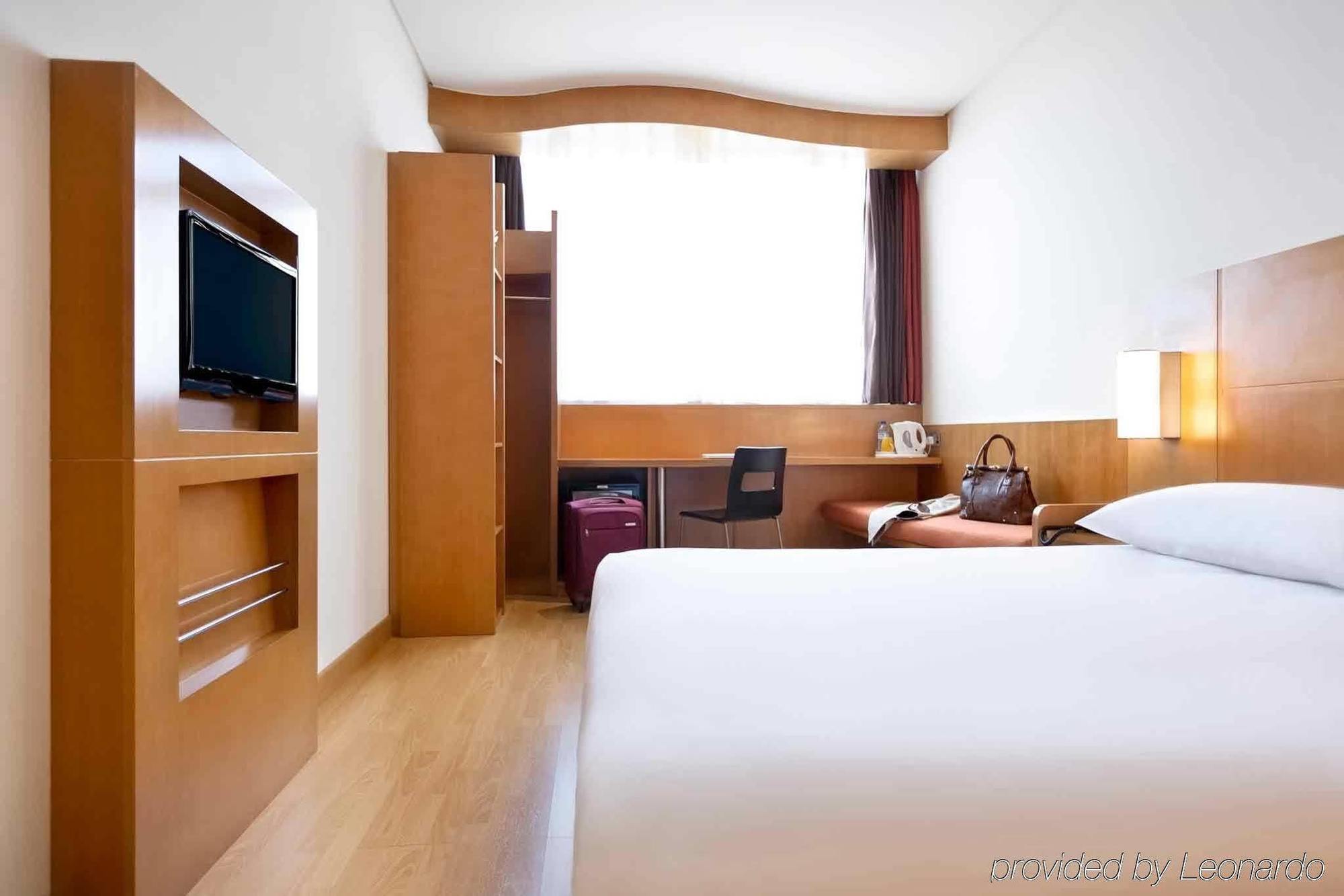 Ibis Gate Hotel 3*